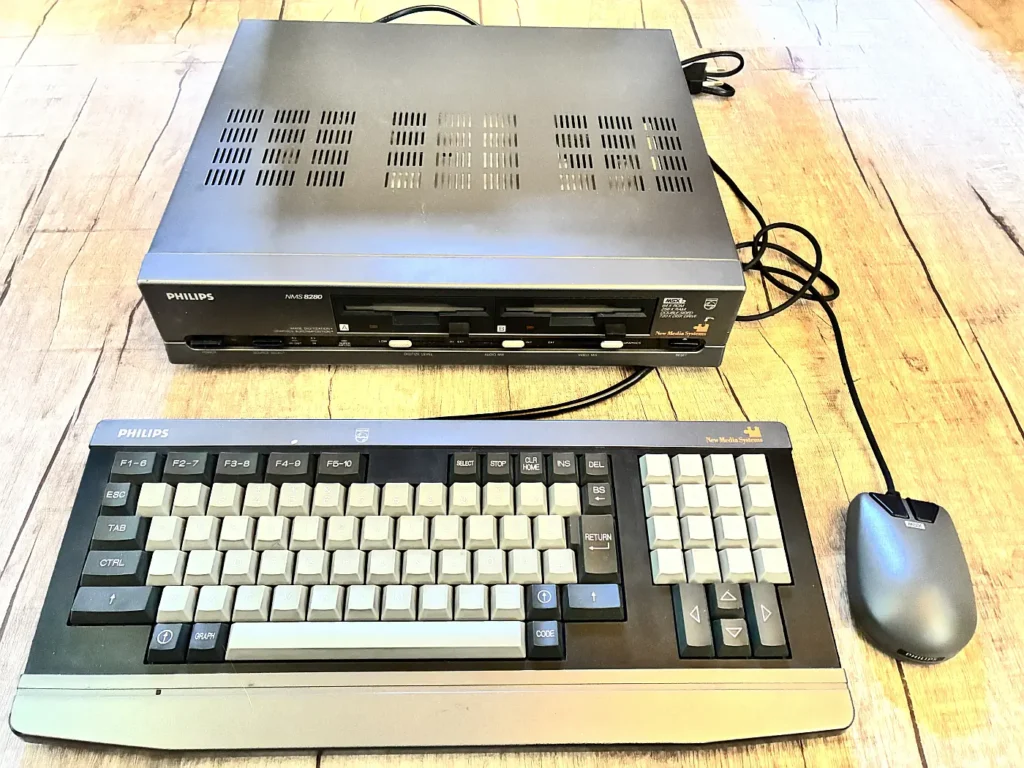 Philips NMS8280 mit Tastatur und Maus